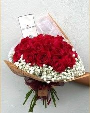 Buquê com 24 rosas sem folhagem com gipsofila