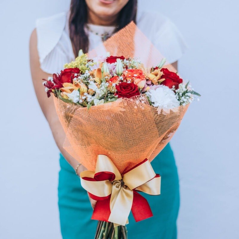 Buquê com 6 rosas e mix de flores na tela
