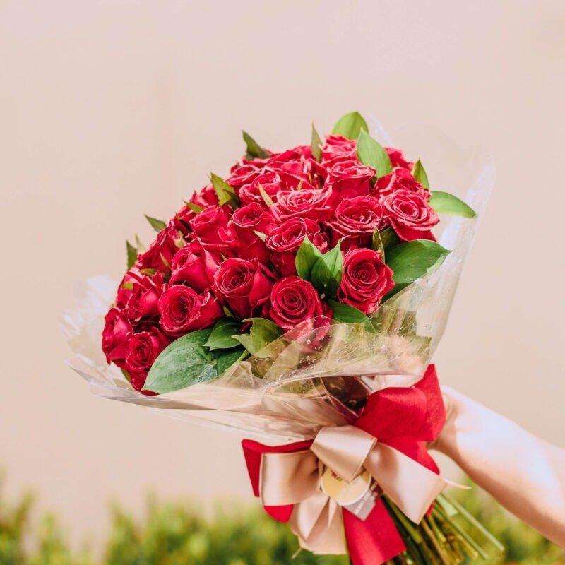Buquê com 36 rosas no papel transparente