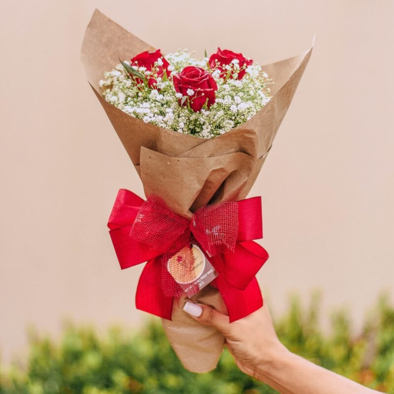 Buquê com 3 rosas e gipsofila