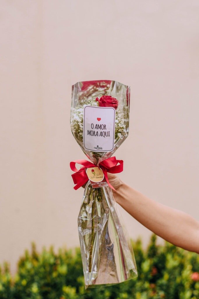 Rosa com embalagem ramalhete