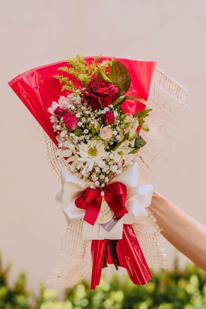 Ramalhete com uma rosa e mix de flores