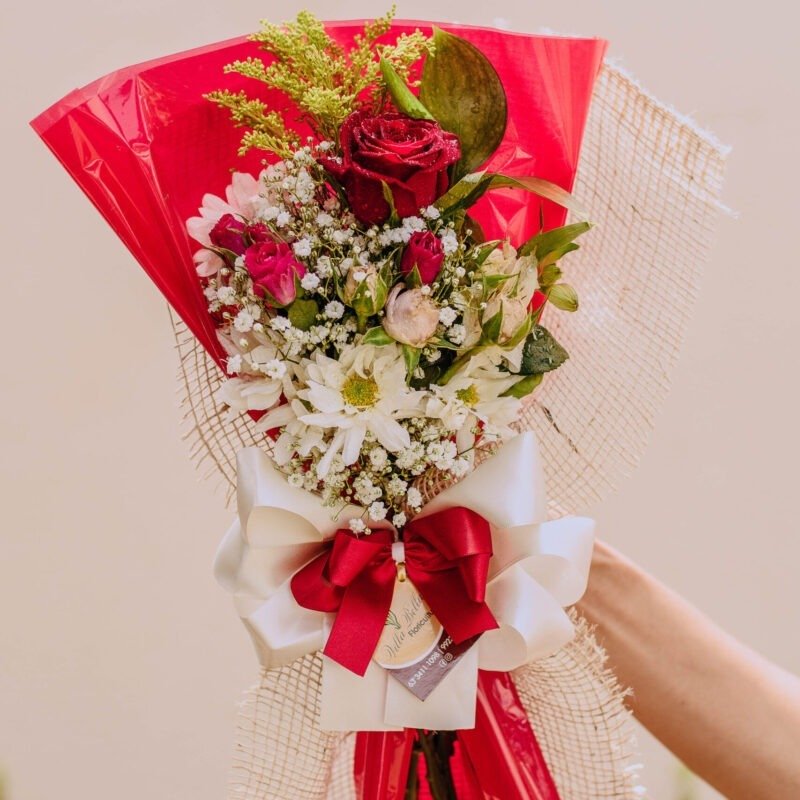 Ramalhete com uma rosa e mix de flores