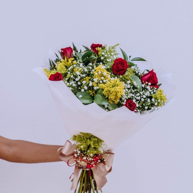 Buquê com 6 rosas com papel de seda