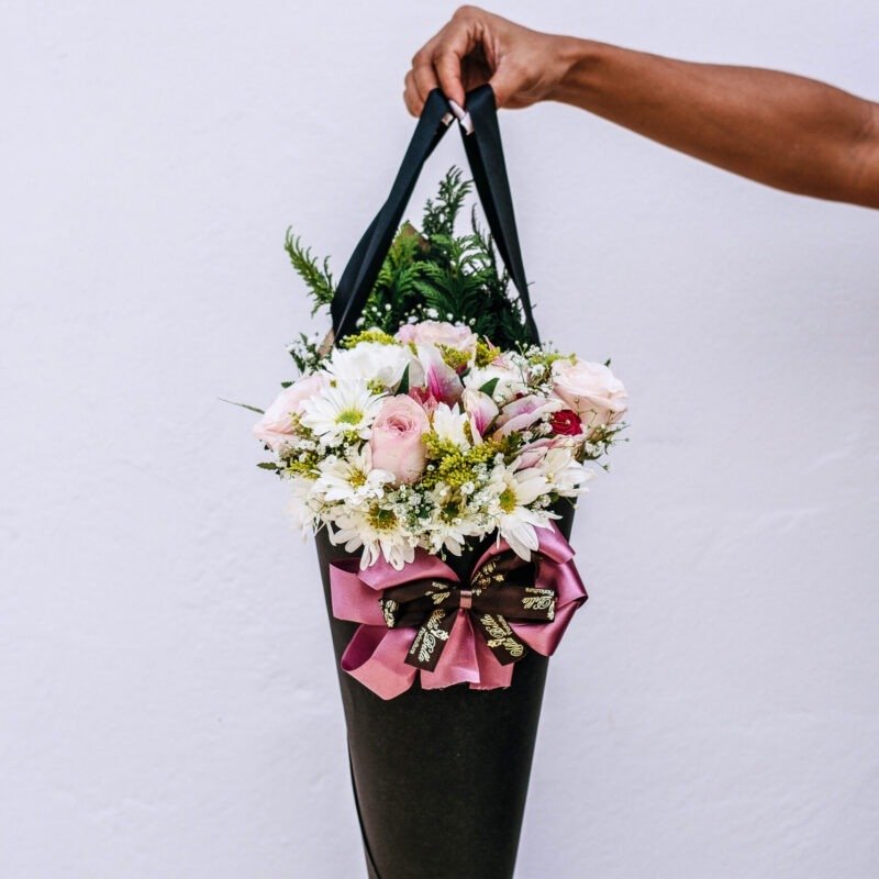 Cone mid com três rosas e mix de flores