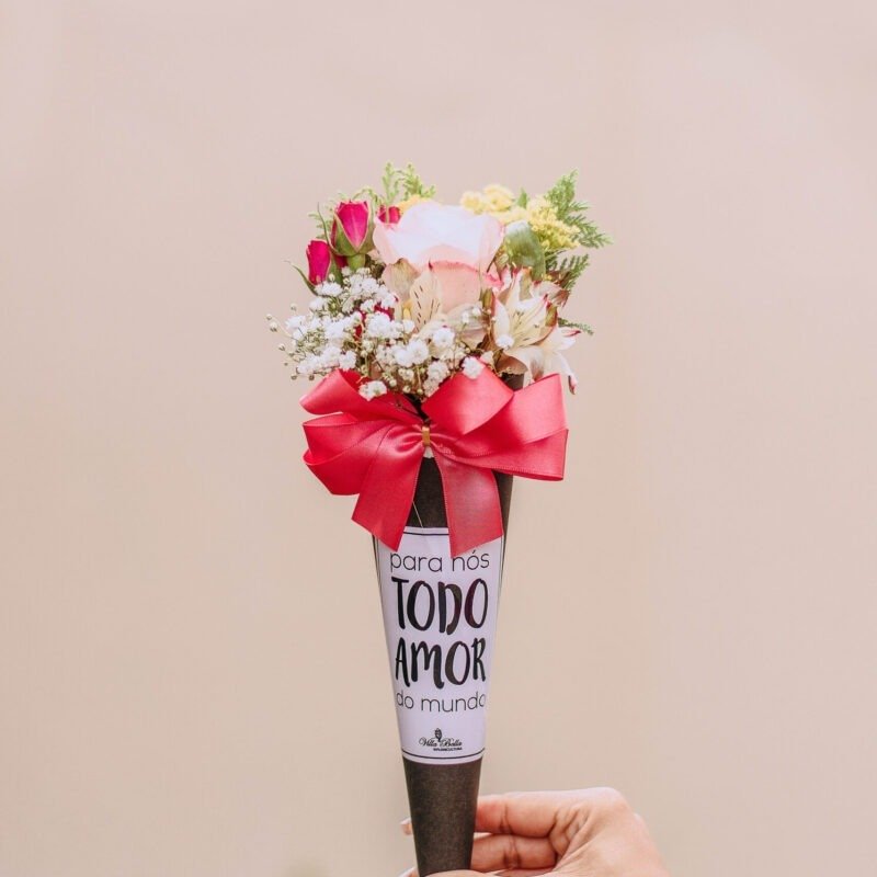 Rosa no cone com flores mistas