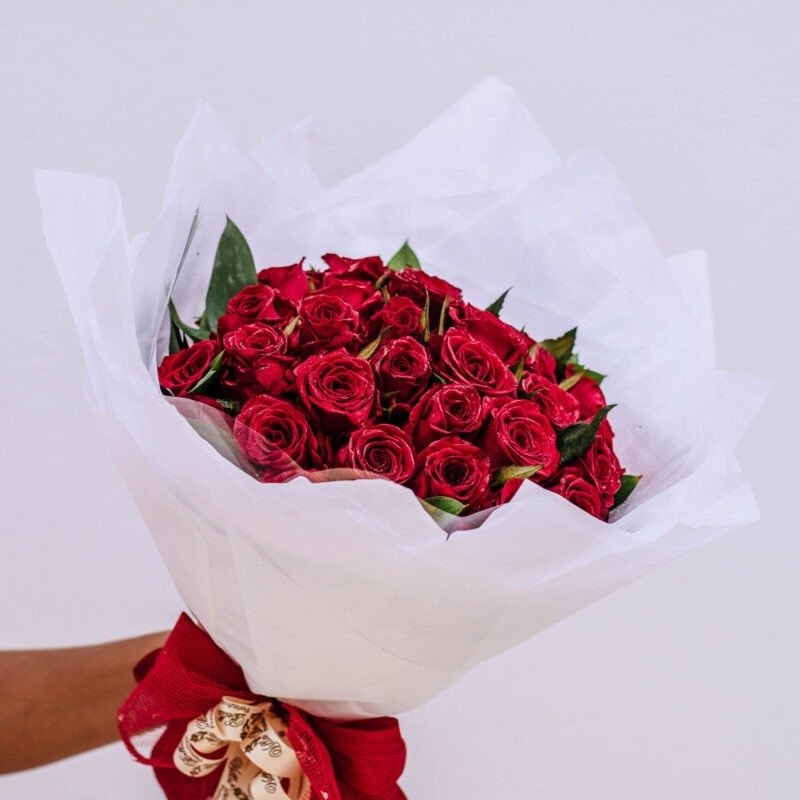 Buquê com 36 rosas no papel de seda