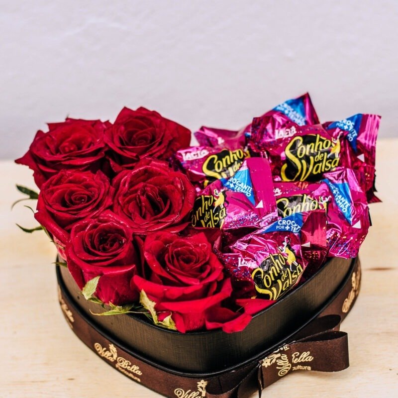 Coração (P) com seis rosas e seis bombons