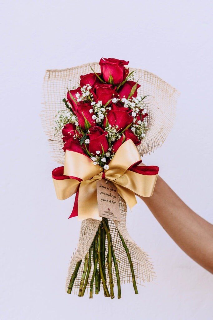 Ramalhete com doze rosas sem folhagem com gipsofila