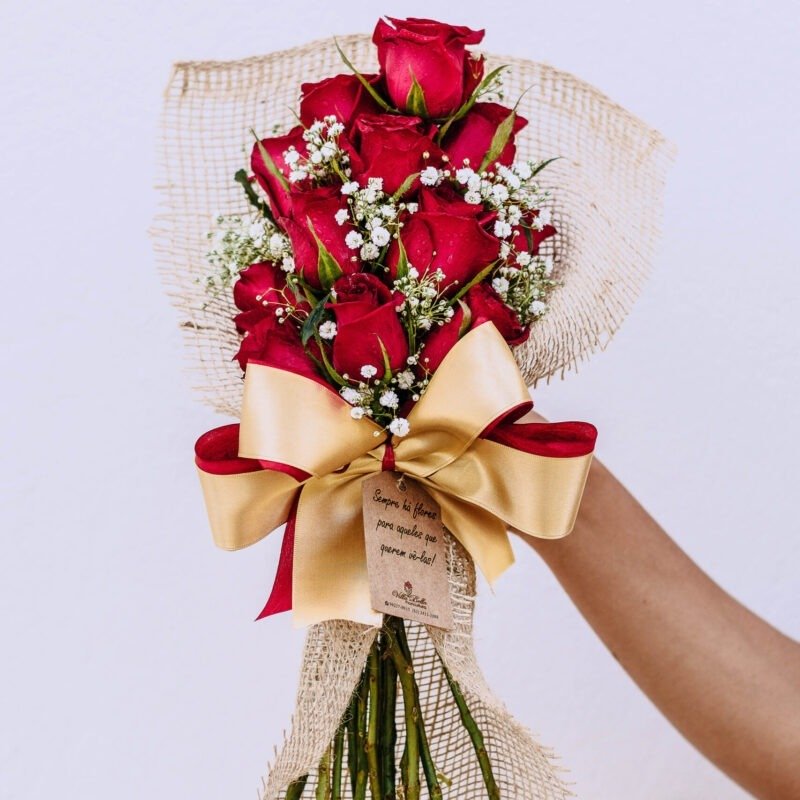 Ramalhete com doze rosas sem folhagem com gipsofila