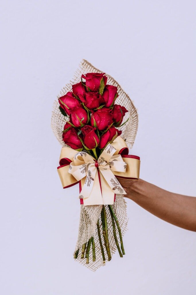 Ramalhete com doze rosas sem folhagem