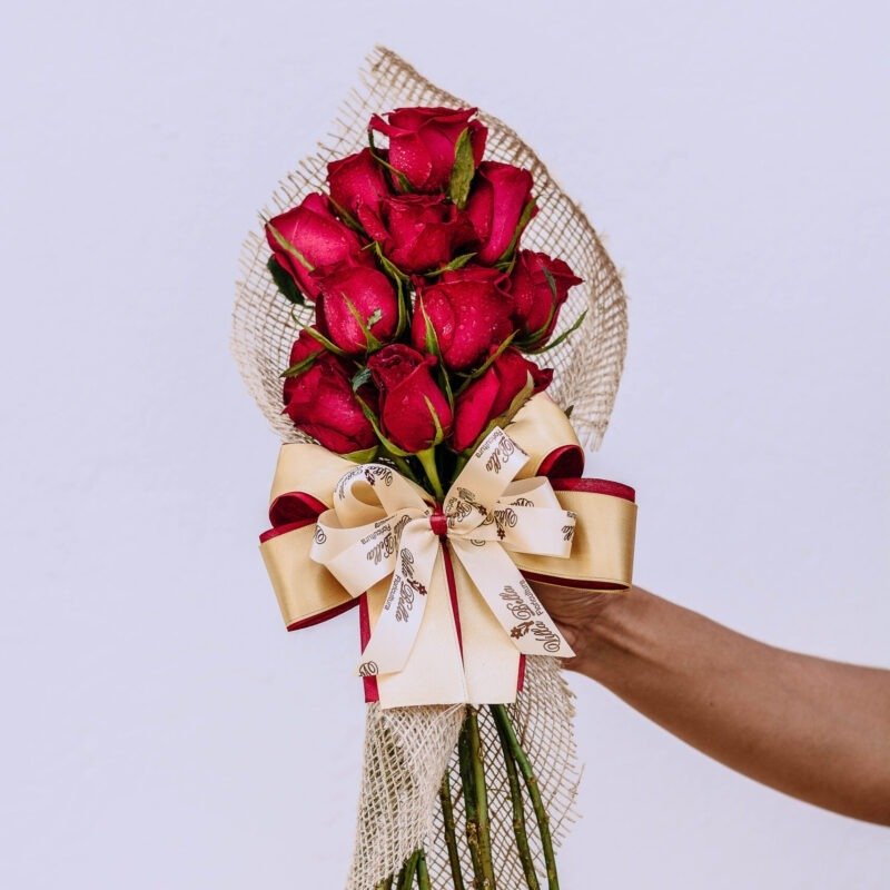 Ramalhete com doze rosas sem folhagem