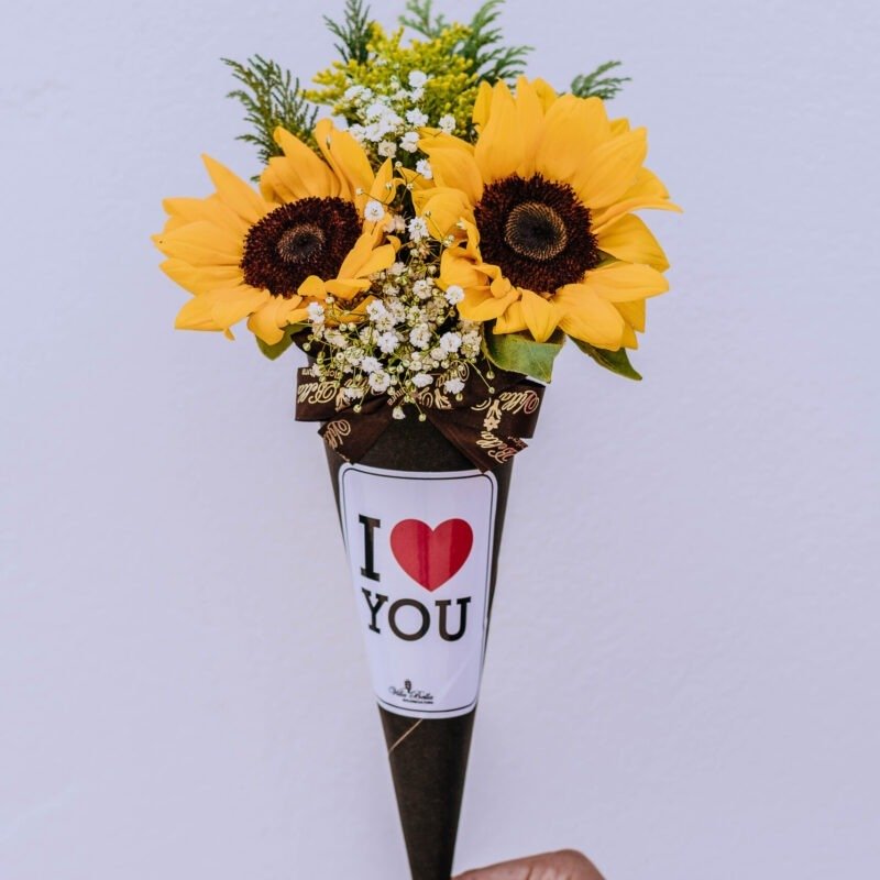 Cone com dois girassóis