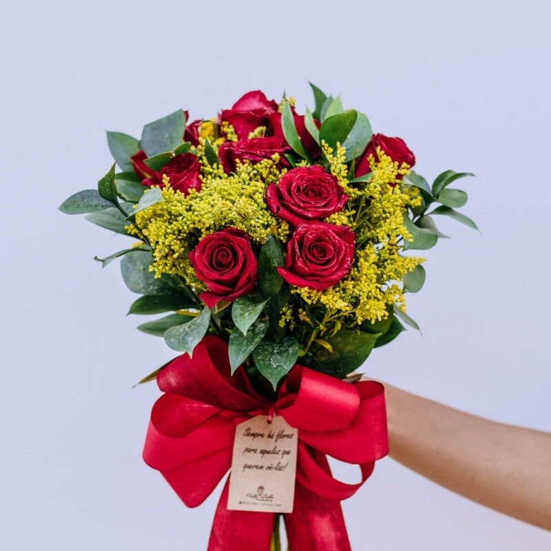 Buquê com 12 rosas juntas com folhagem de ruscus e tango (sem papel)
