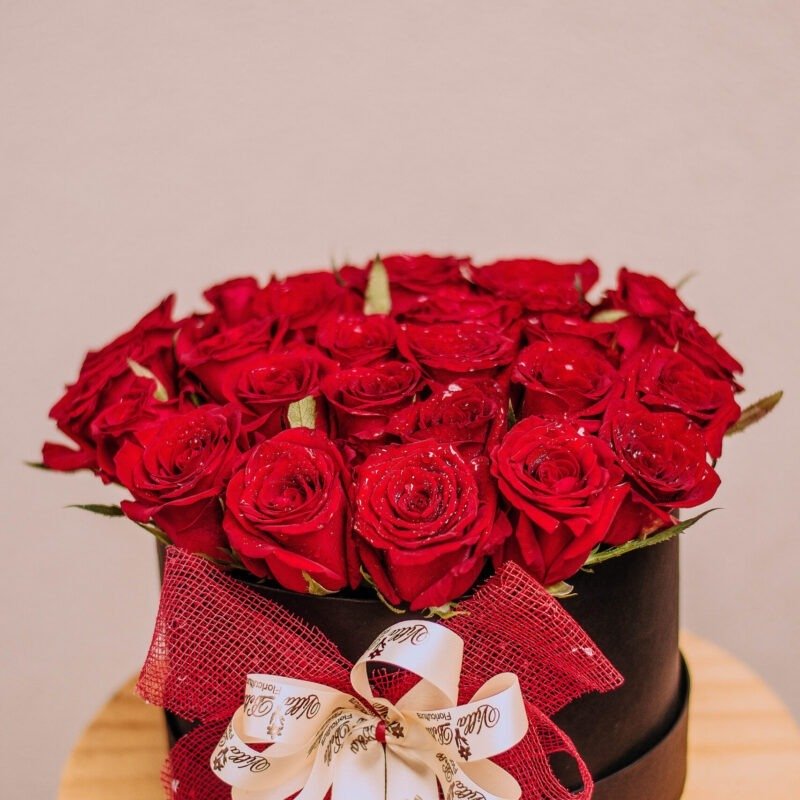 Caixa (M) com 24 rosas