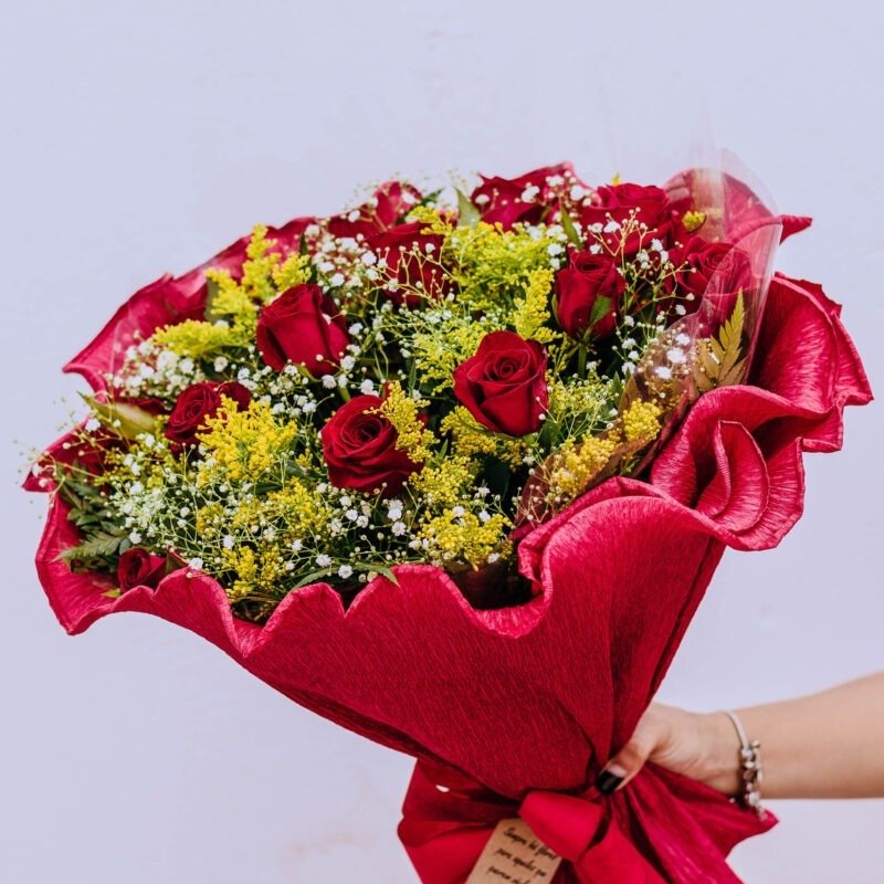 Buquê com 12 rosas complementos e folhagens