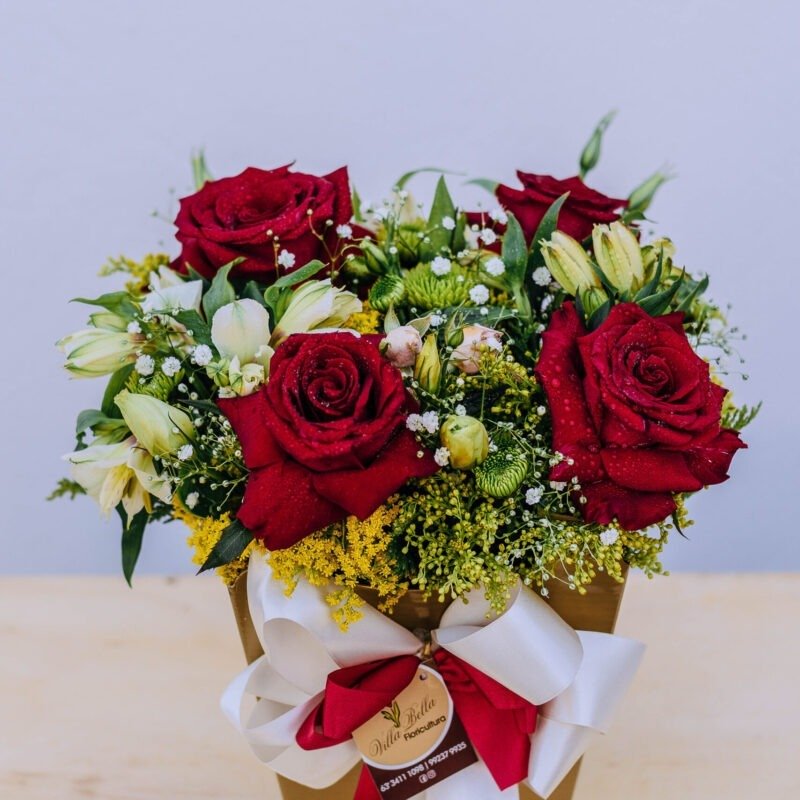 Flower box com quatro rosas no Cachepô rígido