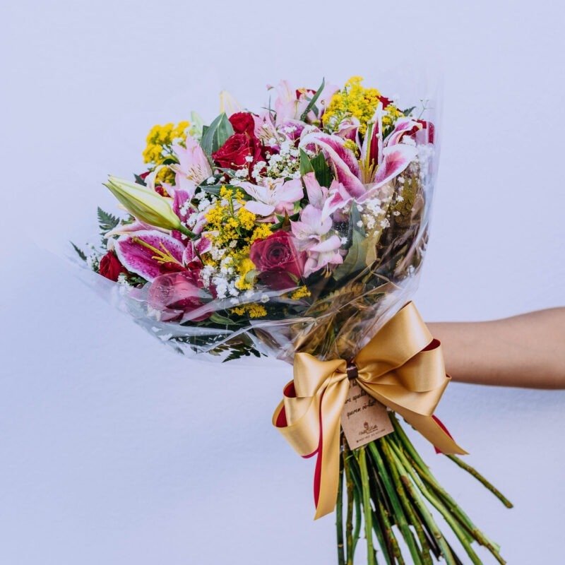 Buquê com 12 rosas e Lírios