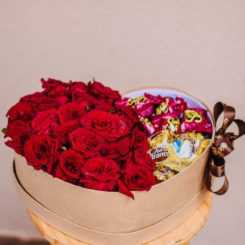 Coração (G) com vinte e quatro rosas e doze bombons