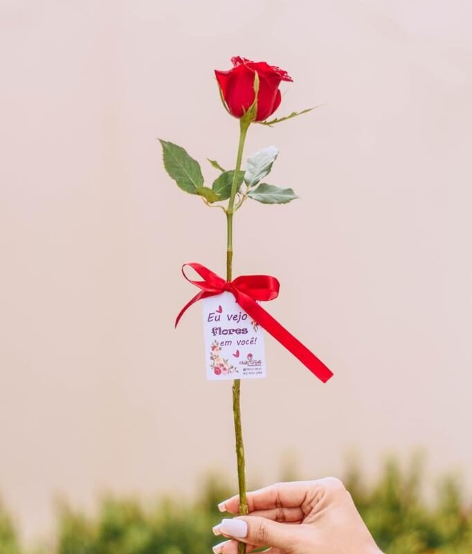 Rosa com laço e tag