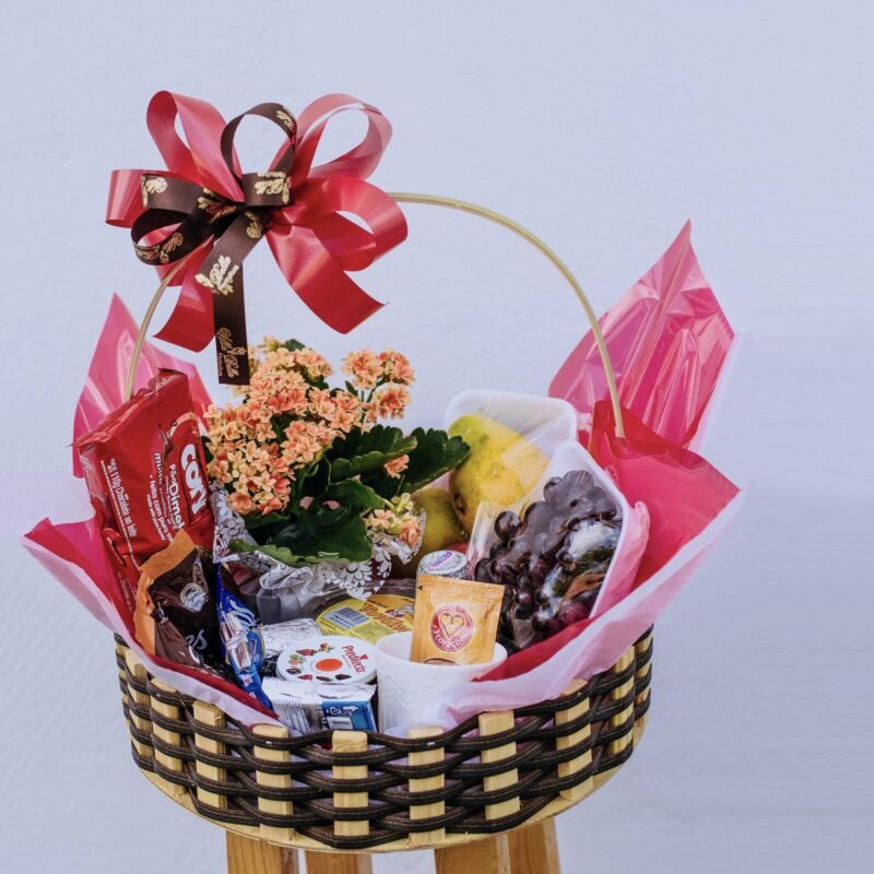 Cesta de café da manhã com caneca