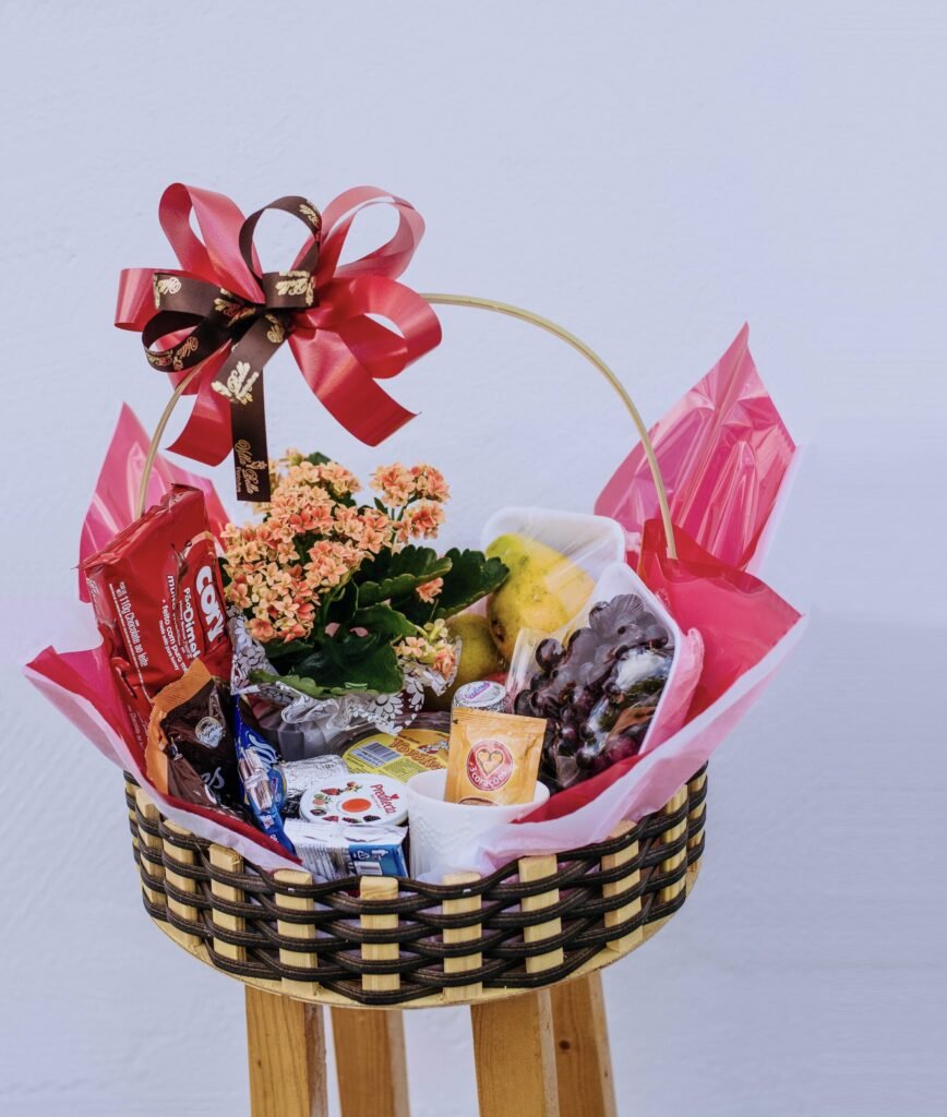 Cesta de café da manhã com caneca