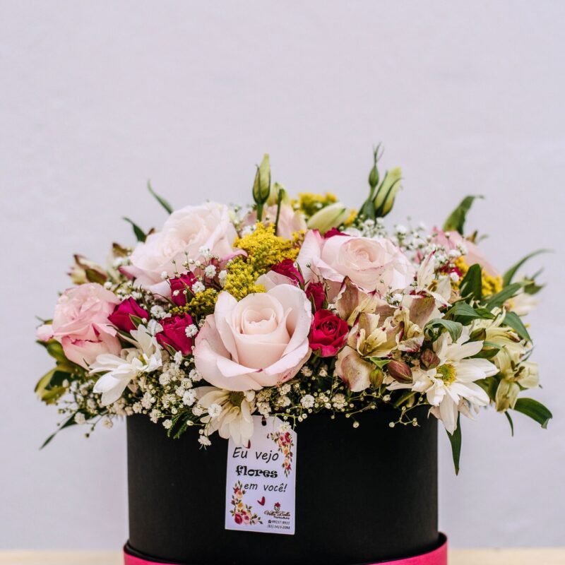 Flower box com seis rosas na caixa rígida