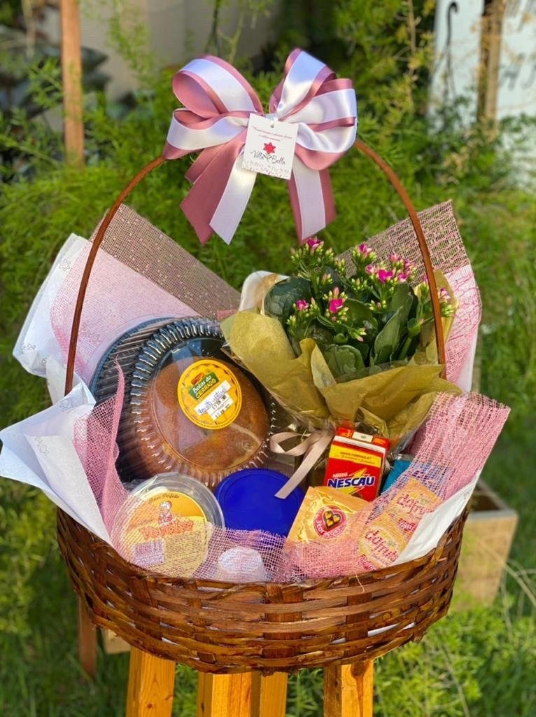 Cesta café da manhã com xicara