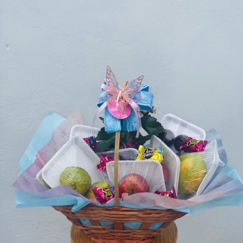 Cesta com frutas e flores