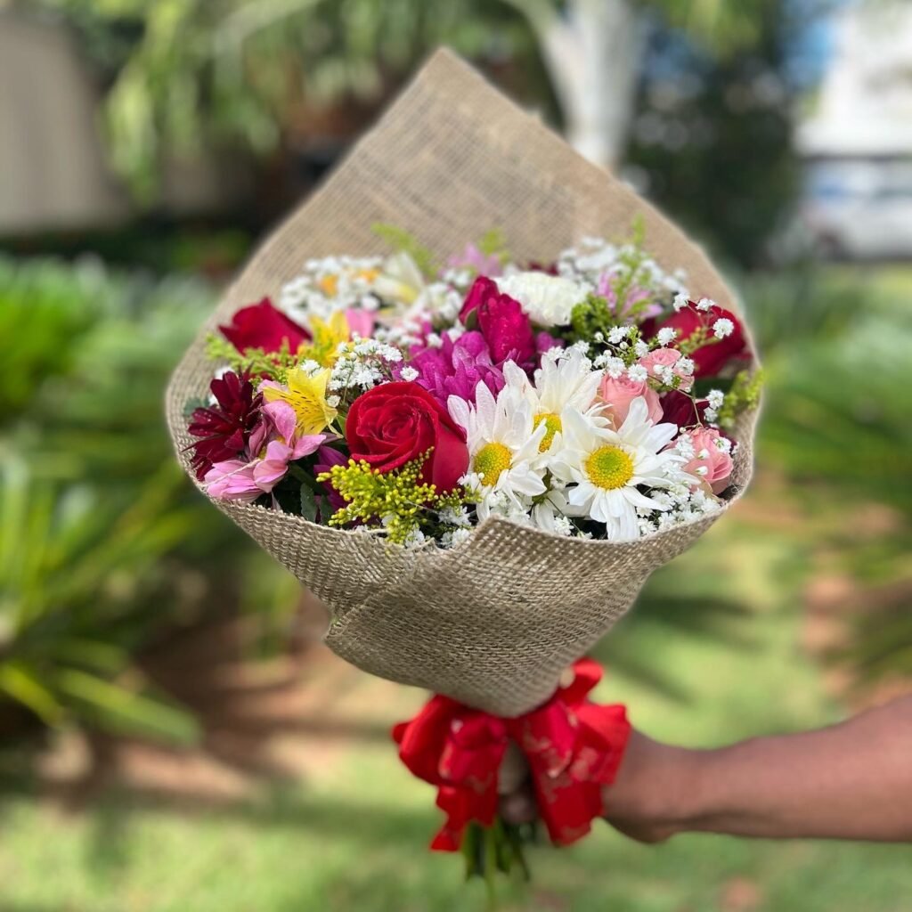 Mini buquê com 3 rosas e mix de flores