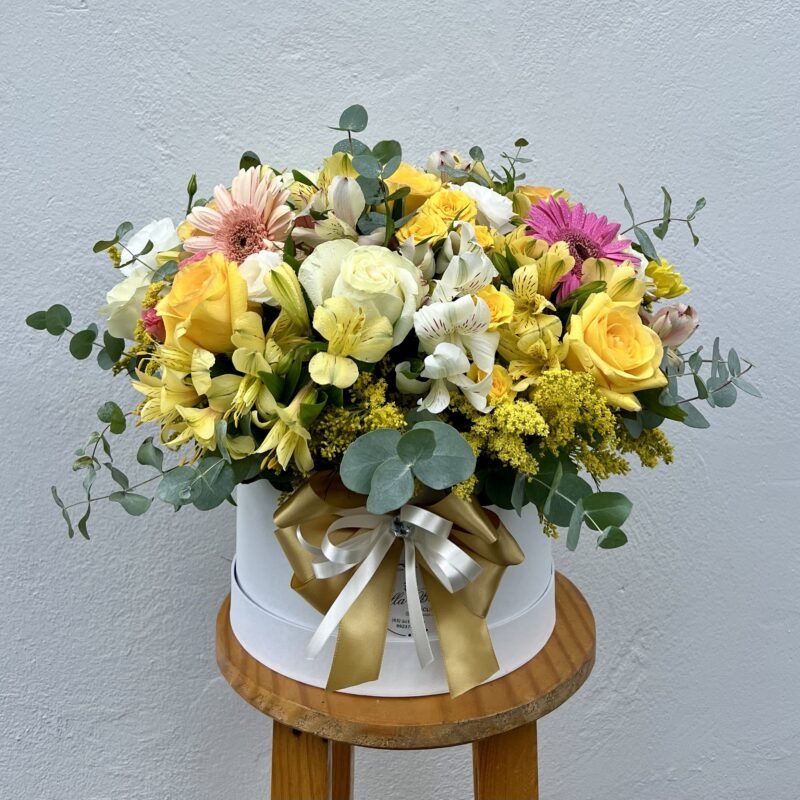 Flower box com doze rosas e mix de flores