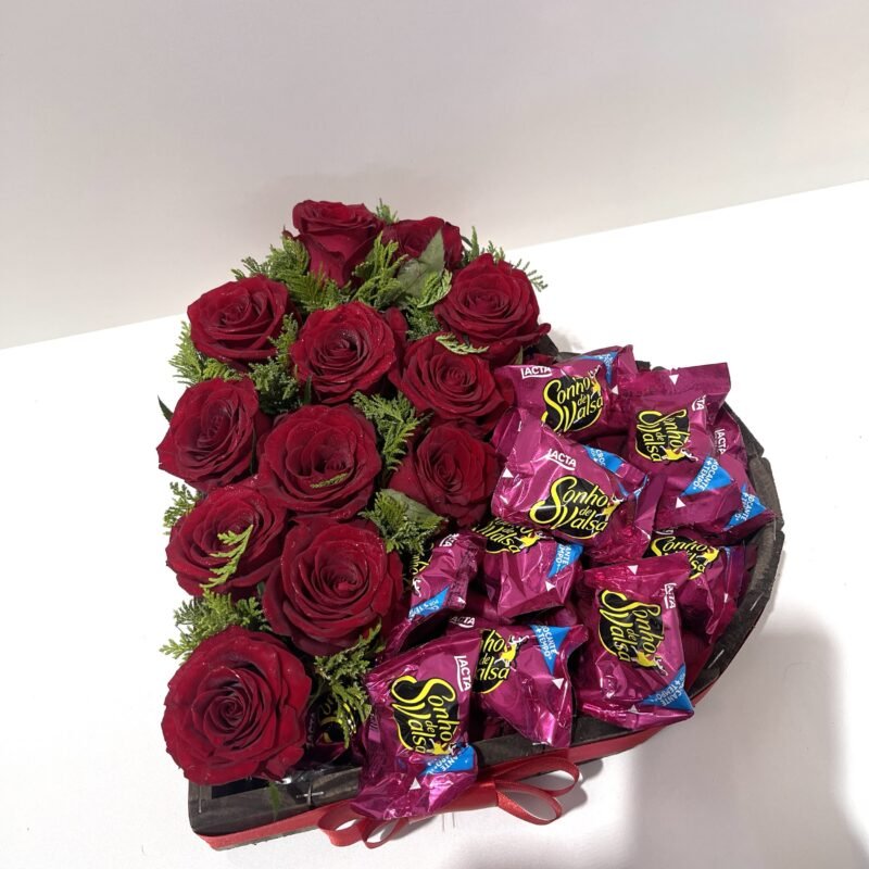 Coração (M) com doze rosas e doze bombons
